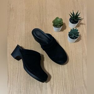 Crocs Sarah Triple Comfort Black Suede Heeled Clog Mules 2.5” Heel Size 9W